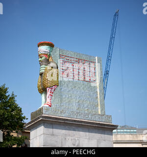 London / UK - 26 juillet 2018 : Sur la base du quatrième à Trafalgar Square de Londres se trouve une réplique d'une ancienne statue de taureau ailé assyrien Banque D'Images