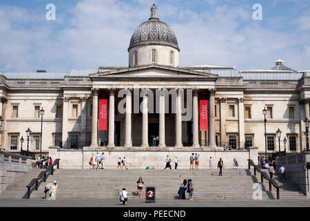 L'entrée de la National Gallery, Londres de Trafalgar Square, un endroit touristique populaire Banque D'Images