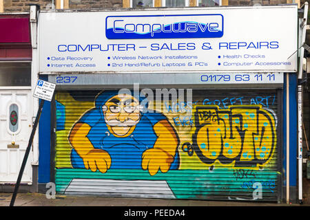 Street art sur volets de Compuwave shop à North Street, BRISTOL Southville, sur un jour de pluie en août Banque D'Images