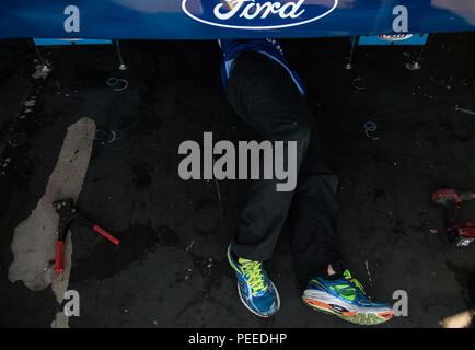 Membre d'équipage fosse rend les ajustements nécessaires avant la course, 3 août 2015, à la Windows 10 400 au Pocono Raceway à l'étang Long, Pa. L'Armée de l'air est l'utilisation de la base de fans de NASCAR grand de recruter de futurs aviateurs s'intéressent à la Science, technologie, ingénierie et mathématiques (STIM) domaines de carrière. (U.S. Photo de l'Armée de l'air par le sergent. Perry Aston/libérés) Banque D'Images