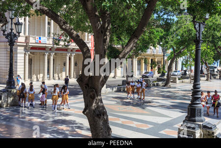 Les gens sur le Paseo del Prado, Paseo de Marti, boulevard populaires dans Habana Vieja, La Havane, Cuba Banque D'Images