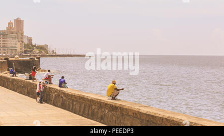 Finshermen cubain, pêche et détente par l'eau le long du Malecon, boulevard front de mer à La Havane, Cuba Banque D'Images