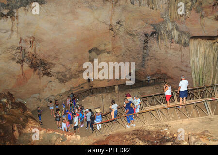 Les gens dans une visite de grottes Cuevas Bellamar, 1.5Km grotte système et attraction touristique près de Matanzas, Cuba Banque D'Images