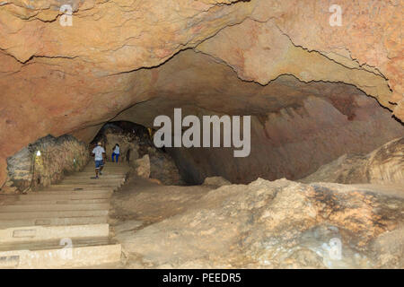 Gens en tournée de Cuevas Bellamar Caves, 1.5Km grotte système et attraction touristique près de Matanzas, Cuba Banque D'Images