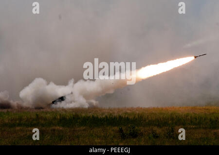 Une formation M28 rocket est libéré d'une M142 Système d'artillerie fusée à haute mobilité par des soldats affectés à la 5e bataillon du 113e Régiment d'artillerie (HIMARS), au cours d'un exercice de tir réel à Fort Bragg, N.C., 1er août 2015. Le HIMARS peut tirer jusqu'à six cibles des roquettes sur près de 200 kilomètres. (U.S. Photo de la Garde nationale par le sergent. Jonathan Shaw, 382e Détachement des affaires publiques/libérés) Banque D'Images