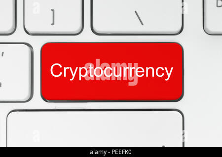 Concept Cryptocurrency. Bouton rouge avec Cryptocurrency mot sur le clavier, close-up Banque D'Images