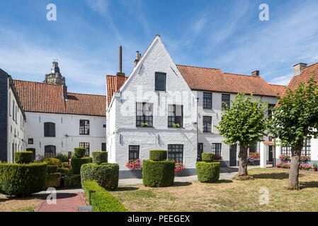 Les maisons des béguines blanc dans la cour du Béguinage d'Oudenaarde, Flandre orientale, Belgique Banque D'Images