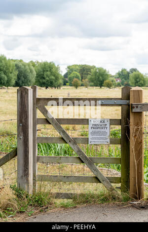 Avis de propriété privée sur la barrière en bois à l'entrée d'eau 68 London meadows Banque D'Images