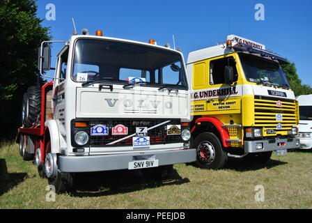 En 1979, un camion Volvo F7-31 de Castor (à droite) stationné à côté d'un Scania 143 1990 V8 camion à Torbay, juste à vapeur Churston, Devon, Angleterre. Banque D'Images