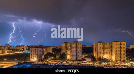 Beaucoup d'éclairs sur le terrain. Tempête de nuit dans la ville. Banque D'Images