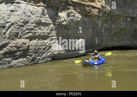 Homme flotte dans un kayak gonflable sur le fleuve Smith, Smith River State Park, Montana, USA Banque D'Images