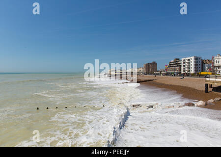 Les vagues sur la plage Worthing West Sussex England UK station twon Banque D'Images