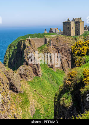 L'reamins de la forteresse médiévale, le Château de Dunnottar, situé sur un promontoire rocheux sur la côte nord-est de l'Ecosse, Banque D'Images