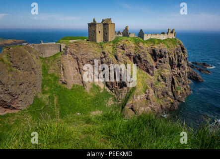 L'reamins de la forteresse médiévale, le Château de Dunnottar, situé sur un promontoire rocheux sur la côte nord-est de l'Ecosse, Banque D'Images