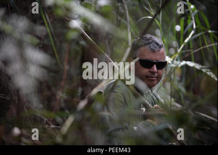 Le s.. Brian Alfano, un SERE (Survie, évasion, résistance, et s'Échapper) instructeur avec le 103e Escadron de sauvetage mène une lutte contre la survie de l'eau et de formation à Homestead Air Reserve Base, en Floride, le 20 janvier 2016. Au cours de cette formation, les membres d'équipage acquis une formation de recyclage sur l'utilisation de leurs radios d'urgence, mouvements tactiques sur un terrain difficile, comment construire des abris, des façons de faire un feu, et des méthodes pour se soustraire à l'ennemi. (U.S. Air National Guard/Staff Sgt. Christopher S. Muncy / relâché) Banque D'Images