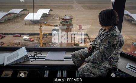 Airman Senior Susana Twilley, un 71e Escadron de soutien de contrôleur de la circulation aérienne, l'ancienne tour de contrôle montres démolition depuis la cabine de la nouvelle tour at Vance Air Force Base, en Oklahoma, janv. 21. La nouvelle tour de près de quatre étages plus hauts que son prédécesseur et maisons des systèmes de pointe pour faciliter le contrôle de l'occupation de Vance skies plus efficacement. La tour de Vance a été remplacée après plus de 40 années de service à la mission de formation de pilote de la base. (U.S. Air Force photo / David Poe) Banque D'Images