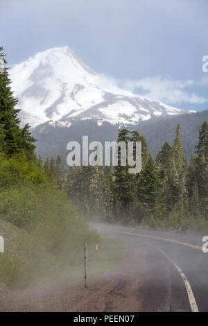 Vue spectaculaire sur le Mont Hood, Oregon de l'autoroute 35. Chaleur du soleil s'évapore pluie récente formant une brume légère sur route, forêt et l'harfang Mt Hood Banque D'Images