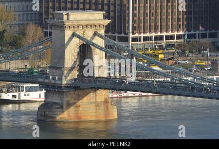 Pont des chaînes à Budapest, Hongrie, construit en 1849, conçu par William Tierney Clark. Vue vers Pest du Danube sur la rivière avec les bateaux de croisière. Banque D'Images