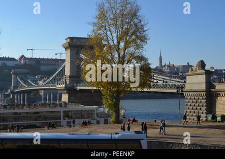 Pont des chaînes à Budapest, Hongrie, construit en 1849, l'un des plus grands ponts de suspension de son temps, conçu par William Tierney Clark Banque D'Images