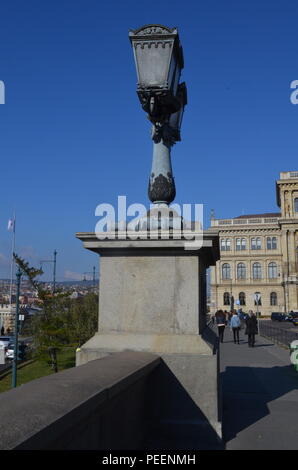 Lampe de style néo-classique de conception de poste sur le Pont des Chaînes à Budapest, Hongrie, construit en 1849, conçu par William Tierney Clark Banque D'Images