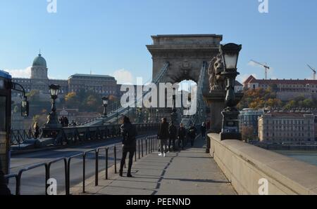 Lampe de style néo-classique de conception de poste sur le Pont des Chaînes à Budapest, Hongrie, construit en 1849, conçu par William Tierney Clark Banque D'Images