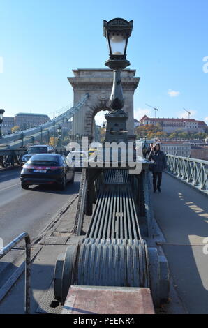 Lampe de style néo-classique de conception de poste sur le Pont des Chaînes à Budapest, Hongrie, construit en 1849, conçu par William Tierney Clark Banque D'Images