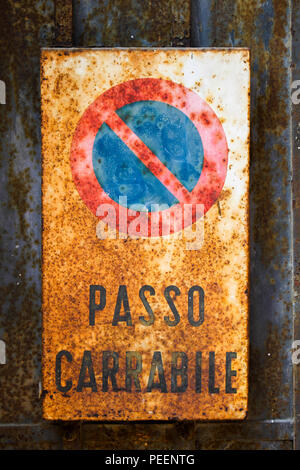 Vieux et très rusty No Parking sign avec des mots italiens sur il cause qu'il est italien sign in ville italienne, logique ! Banque D'Images