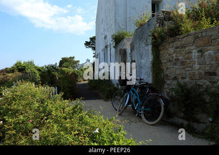 Bike reposant contre maison sur l'Ile aux Moines, Morbihan, Bretagne, France Banque D'Images