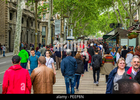 Las Ramblas Barcelone Espagne la cosmopolite capitale de l'Espagne Catalogne région, est connue pour son art et son architecture. L'univers fantastique Sagrada Famíl Banque D'Images