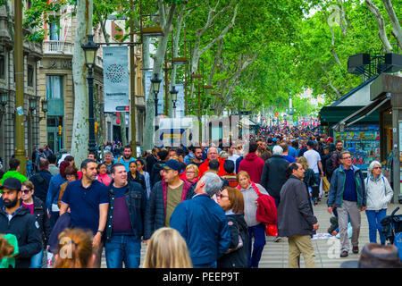 Las Ramblas Barcelone Espagne la cosmopolite capitale de l'Espagne Catalogne région, est connue pour son art et son architecture. L'univers fantastique Sagrada Famíl Banque D'Images