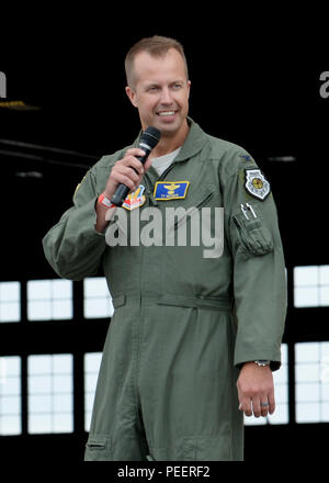 Le colonel Ty Neuman, vice-commandant 28e Bomb Wing, adresses 2015 Dakota Thunder Run Moto participants sur la piste de Ellsworth Air Force Base, S.D., le 4 août 2015. Neuman a mis en exergue le rôle que joue l'événement pour honorer les militaires et les vétérans tout en insistant sur l'importance de la sécurité lors de la randonnée. (U.S. Photo de l'Armée de l'air par la Haute Airman Anania Tekurio/libérés) Banque D'Images