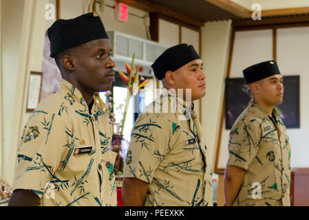 Les trois spécialistes du service alimentaire en concurrence dans le chef du quart à la concurrence reste parade en face de leur repas à bord présentations Marine Corps Base New York, le 12 août 2015. Les trois concurrents étaient le Cpl. Derrick Goodman, de Philadelphie, lance le Cpl. Alejandro Cruz, de Northridge, Californie, et lance le Cpl. Hector Munguia, de Mesa (Arizona) Les concurrents sont tenus de réussir un examen écrit, se tenir devant une commission de services alimentaires, le personnel sous-officiers et chaque préparer un repas, à la suite d'une recette des forces armées avec le thème choisi du trimestre ; une cuisine latino-américaine. Banque D'Images