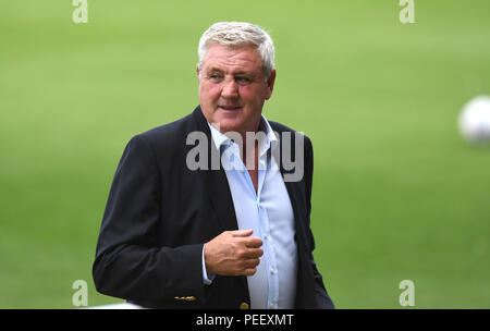 Aston Villa's manager Steve Bruce avant le match, Carabao Cup, Premier tour match à Huish Park, Yeovil. Banque D'Images