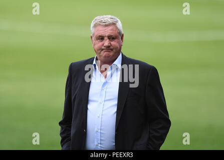 Aston Villa's manager Steve Bruce avant le match, Carabao Cup, Premier tour match à Huish Park, Yeovil. Banque D'Images