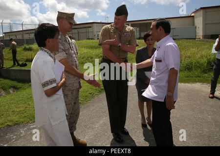 Au cours de la visite du secrétaire du Cabinet japonais Yoshihide Suga au camp Foster, à Okinawa, le 12 août, il rencontre Brig. Gen. Mark R. Wise, commandant adjoint de l'USFJ, et Brig. Gen. Russel A. C. Sanborn, commandant général de la 1st Marine Aircraft Wing. Les discussions ont porté sur les opérations actuelles et futures de restitution des terres, la collaboration entre les militaires américains et les autorités japonaises, et les objectifs de planification du gouvernement japonais pour les installations militaires transférées. Banque D'Images