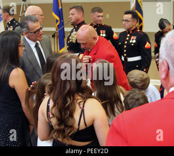 Pvt. John Wentling, Marine honoraire, montre son aigle, globe et d'ancrage à ses petits-enfants à l'American Legion Post 34 du 8 aout 2015. Banque D'Images