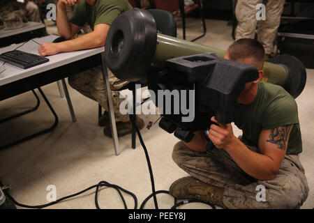 Lance le Cpl. Shaun Thompson, un missile antichar combinée avec l'homme Anti-Armor peloton, compagnie de l'équipe d'Armes, 2e Bataillon, 2e Régiment de Marines, exploite une simulation de FGM-148 Javelin pendant une simulation de l'exercice anti-blindage à Camp Lejeune, en Caroline du Nord, le 8 août 2015. Marines pouvaient regarder l'engagement simulé sur son écran d'ordinateur, de superviser la performance du tireur. (U.S. Marine Corps photo par le Cpl. Paul S. Martinez/libérés) Banque D'Images