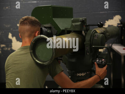 Lance le Cpl. Justin Vestal, un missile antichar combinée avec l'homme Anti-Armor peloton, compagnie de l'équipe d'Armes, 2e Bataillon, 2e Régiment de Marines, exploite une simulation de M41A4 système de missiles Sabre pendant une simulation de l'exercice anti-blindage à Camp Lejeune, en Caroline du Nord, le 8 août 2015. La simulation a permis une variété de scénarios de combat avec le système, tout comme la piscine intérieure de l'adresse au tir simulé formateur. (U.S. Marine Corps photo par le Cpl. Paul S. Martinez/libérés) Banque D'Images