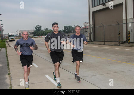 Le capitaine Terry Hill, Sgt. 1ère classe, James Dyke et la FPC. Marcus Pena du 3e Bataillon de l'aviation d'appui général, 2e Brigade d'aviation de combat sont la formation pour se préparer à l'Army Ten-Miler sur Camp Humphreys, la Corée du Sud. Banque D'Images