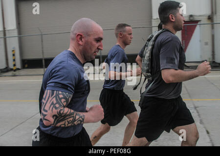 Le capitaine Terry Hill, Sgt. 1ère classe, James Dyke et la FPC. Marcus Pena du 3e Bataillon de l'aviation d'appui général, 2e Brigade d'aviation de combat sont la formation pour se préparer à l'Army Ten-Miler sur Camp Humphreys, la Corée du Sud. Banque D'Images