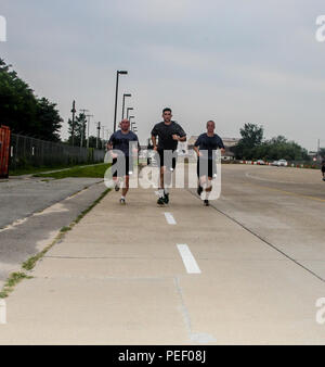 Le capitaine Terry Hill, Sgt. 1ère classe, James Dyke et la FPC. Marcus Pena du 3e Bataillon de l'aviation d'appui général, 2e Brigade d'aviation de combat sont la formation pour se préparer à l'Army Ten-Miler sur Camp Humphreys, la Corée du Sud. Banque D'Images