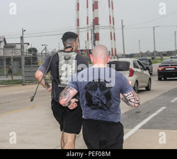 Le capitaine Terry Hill, Sgt. 1ère classe, James Dyke et la FPC. Marcus Pena du 3e Bataillon de l'aviation d'appui général, 2e Brigade d'aviation de combat sont la formation pour se préparer à l'Army Ten-Miler sur Camp Humphreys, la Corée du Sud. Banque D'Images