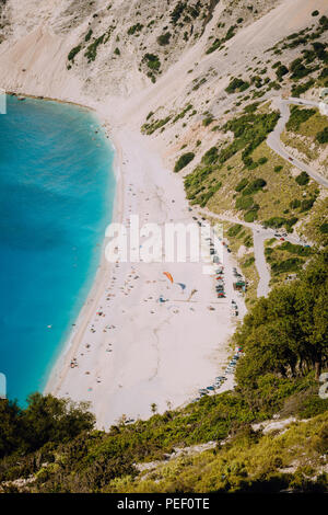 Plage de Myrtos, l'île de Céphalonie, Grèce. Belle Vue de dessus de bay et plage de touristes d'en haut Banque D'Images