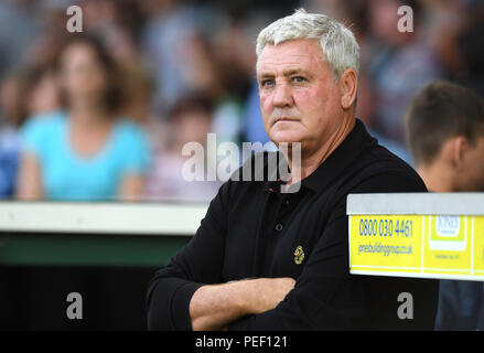 Aston Villa's manager Steve Bruce avant le match, Carabao Cup, Premier tour match à Huish Park, Yeovil. Banque D'Images