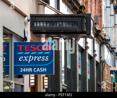 Tesco Express, Royal Avenue, Belfast avec signe indiquant l'argent est disponible 24h/24