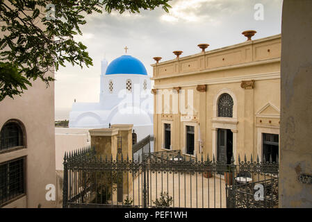 Église à Pyrgos sur l'île de Santorin en Grèce. Banque D'Images