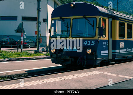 Wilderswil, Oberland Bernois, Suisse - 5 août 2017 : Bleu - train jaune de la Berner Oberland-Bahn (BOB) arrivés dans la gare de Wilder Banque D'Images