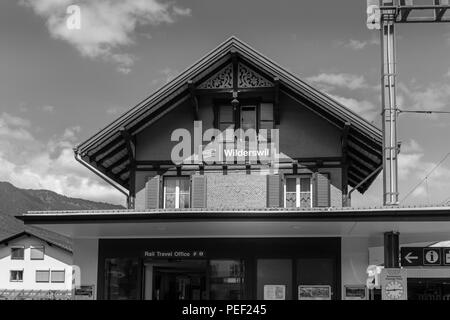 Wilderswil, Oberland Bernois, Suisse - 5 août 2017 : la gare de Wilderswil en été, noir et blanc photo Banque D'Images