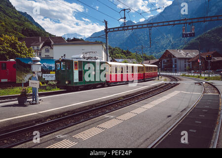 Wilderswil, Oberland Bernois, Suisse - 5 août 2017 : passenger train arrive dans la gare de Wilderswil près d'Interlaken à partir de Schy Banque D'Images