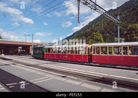 Wilderswil, Oberland Bernois, Suisse - 5 août 2017 : passenger train arrive dans la gare de Wilderswil près d'Interlaken à partir de Schy Banque D'Images